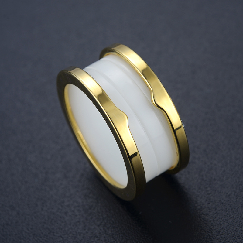 �����Ѹ�ʱ�кڰ�ɫ�մɽ�ָ��Ů���¿�С���˽�ָ 10801036