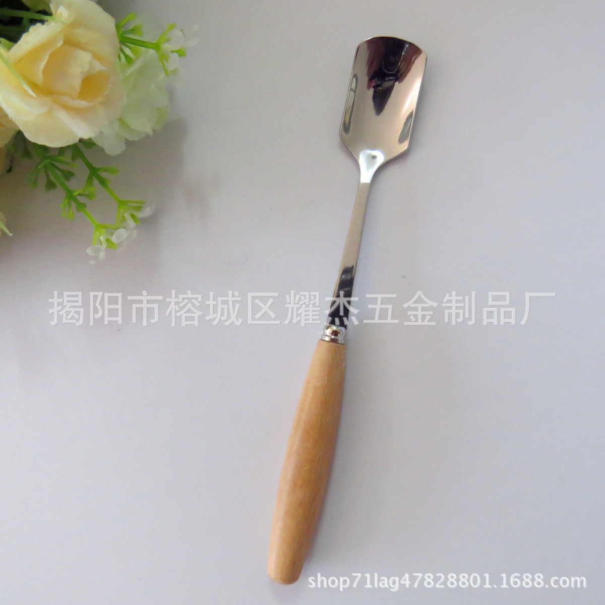 나무 손잡이가 달린 아이스크림 스푼