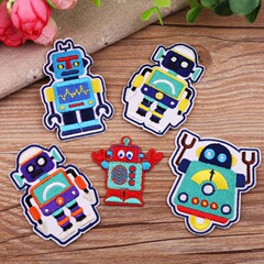 Embroidered patch for children's T-shirt: cute cartoon robot design, computerized embroidery, fabric patch decoration