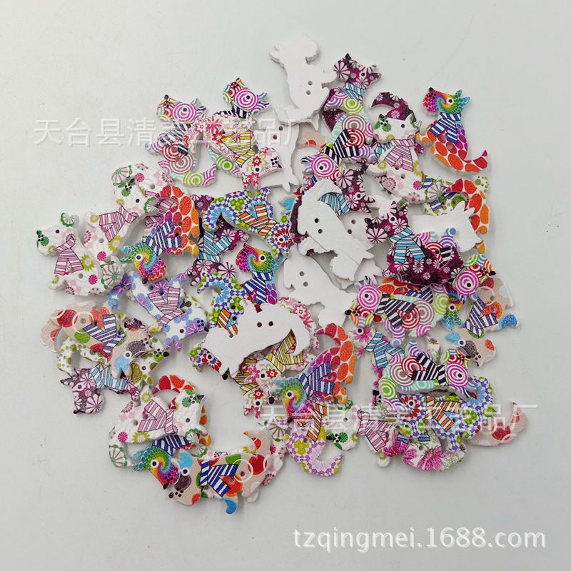 Botones de madera en forma de perro lobo gris pintado de fondo blanco de 23*27mm Botones de madera en forma de dibujos animados de bricolaje 50 piezas/paquete