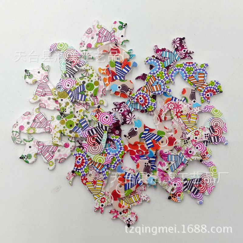 Botones de madera en forma de perro lobo gris pintado de fondo blanco de 23*27mm Botones de madera en forma de dibujos animados de bricolaje 50 piezas/paquete