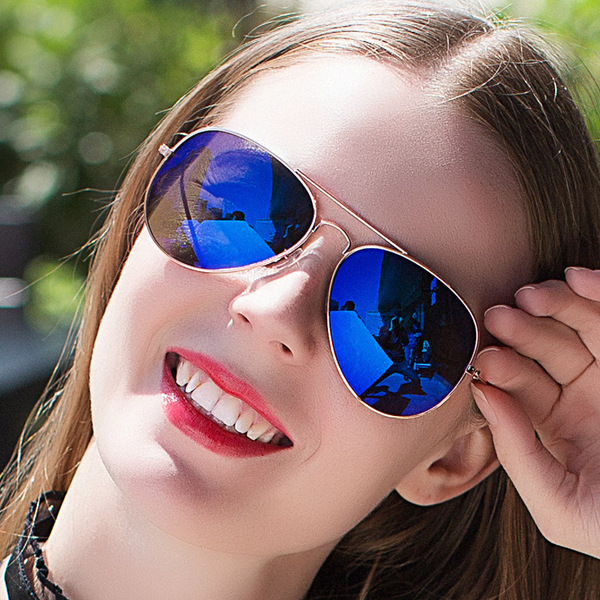 fashionable glasses solar-powered