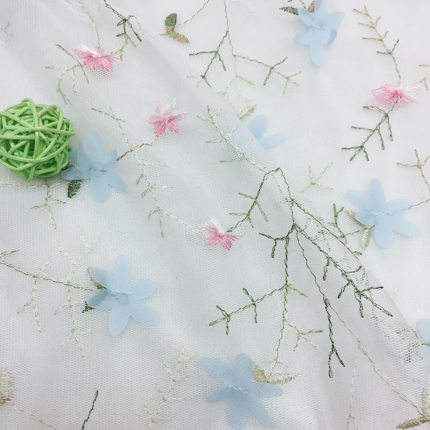 现货批发 新款网眼布六角网刺绣立体雪纺小花撞色树枝绣 纱裙面料