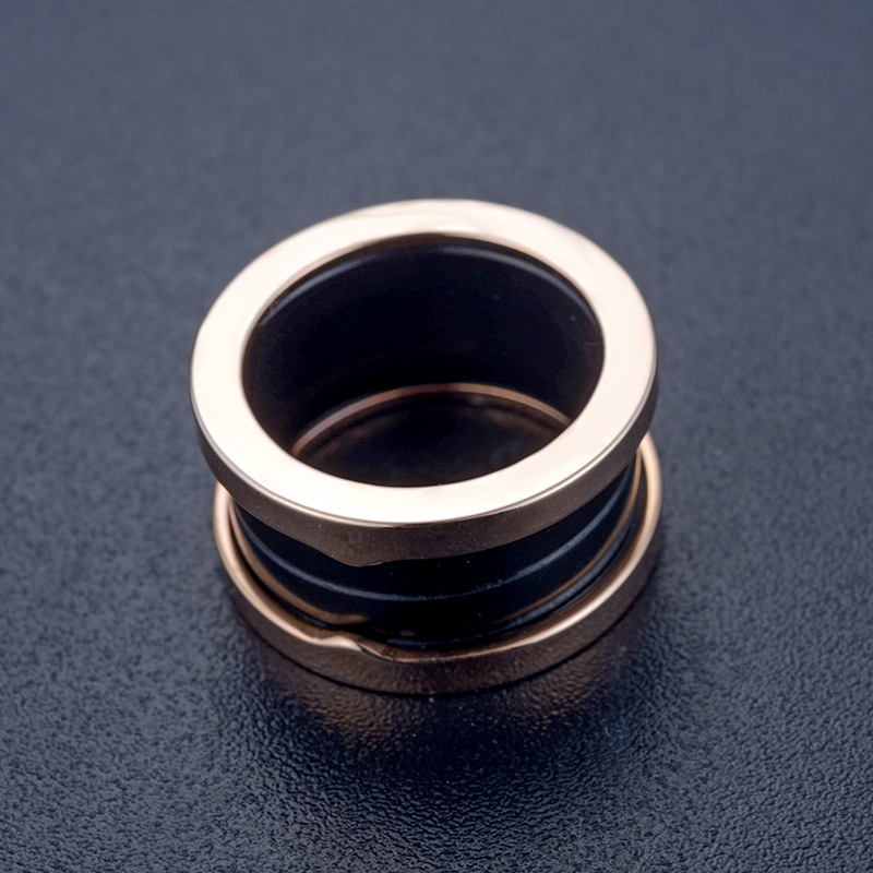 �����Ѹ�ʱ�кڰ�ɫ�մɽ�ָ��Ů���¿�С���˽�ָ 10801036