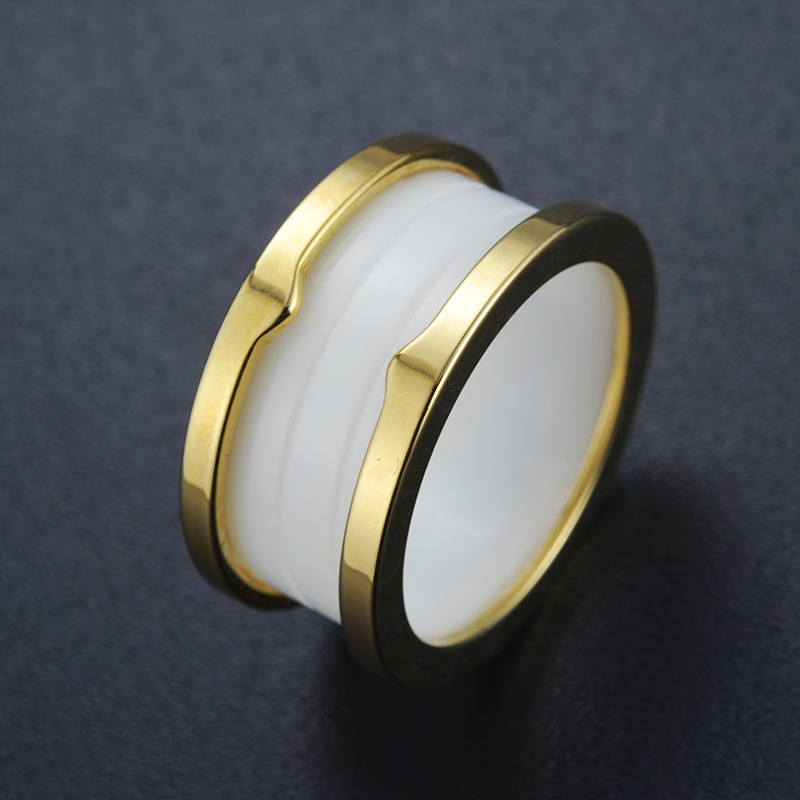 �����Ѹ�ʱ�кڰ�ɫ�մɽ�ָ��Ů���¿�С���˽�ָ 10801036