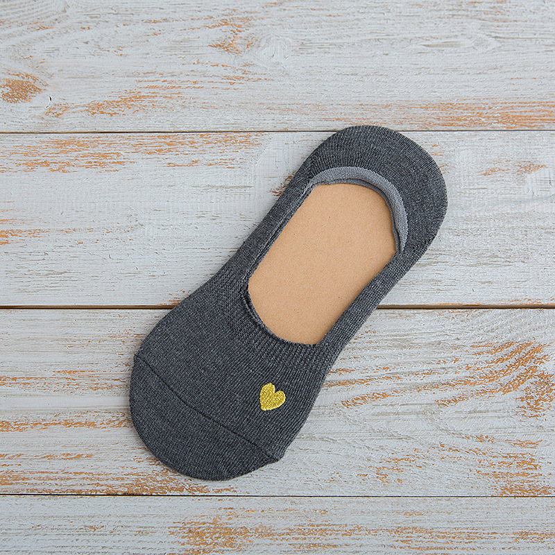 Темно -серой