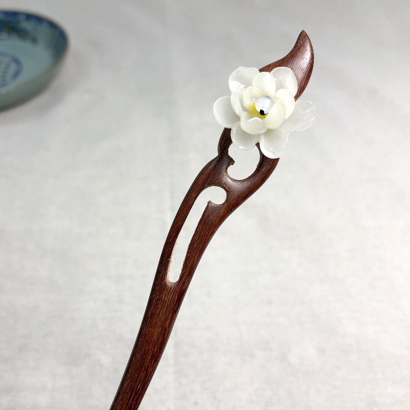 Wanyue jade flower red sandalwood and white flowers
