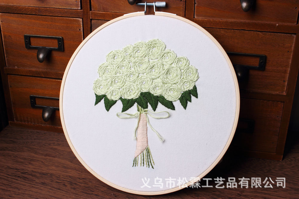 Directo de fábrica mano que sostiene la flor hecha a mano DIY tela novato bordado europeo flores y plantas paquete material kit costura traje