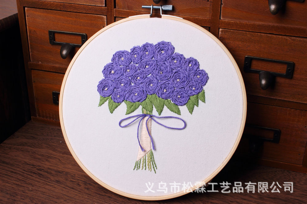 Directo de fábrica mano que sostiene la flor hecha a mano DIY tela novato bordado europeo flores y plantas paquete material kit costura traje