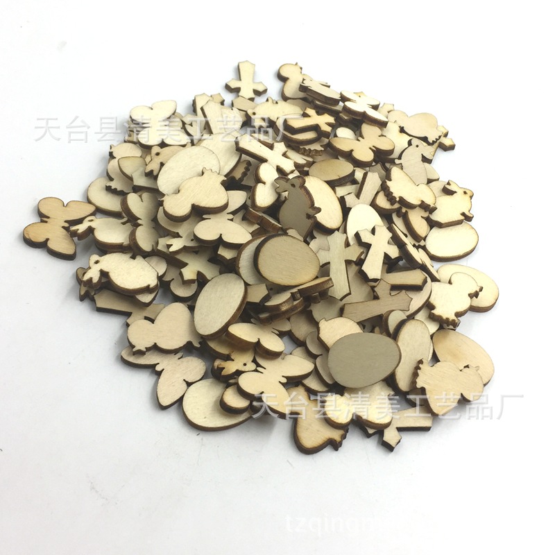 Spot pequeño lote de copos de nieve, conejos, mariposas, etc. Una variedad de piezas de madera decorativas navideñas simples mezcladas