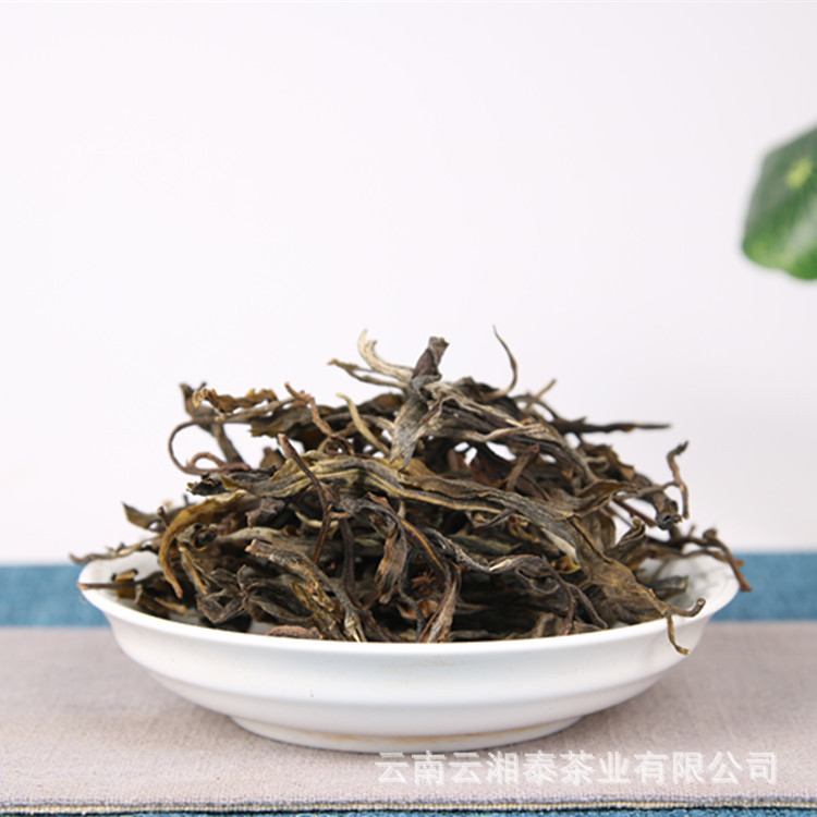 Wholesale Yunnan Pu'er Tea 2018 Yongde big snow mountain old tree raw tea Mingqian spring tea loose tea Wholesale Yunnan Pu'er Tea 2018 Yongde big snow mountain old tree raw tea Mingqian spring tea loose tea