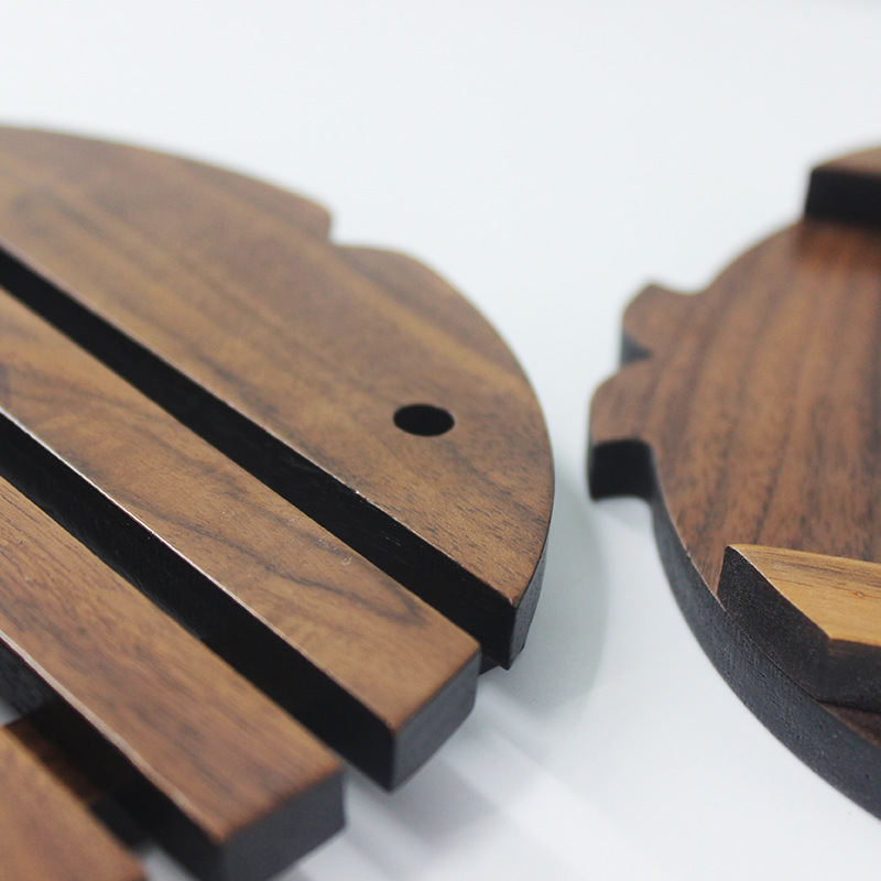 Estilo japonés creativo en forma de pez mantel de madera de nogal negro de madera maciza estera de aislamiento anti-escaldado mantel estera de la olla letras