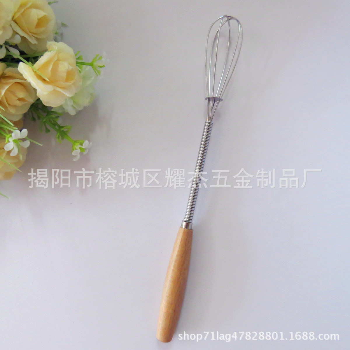 나무 손잡이가 달린 작은 달걀 치는 사람