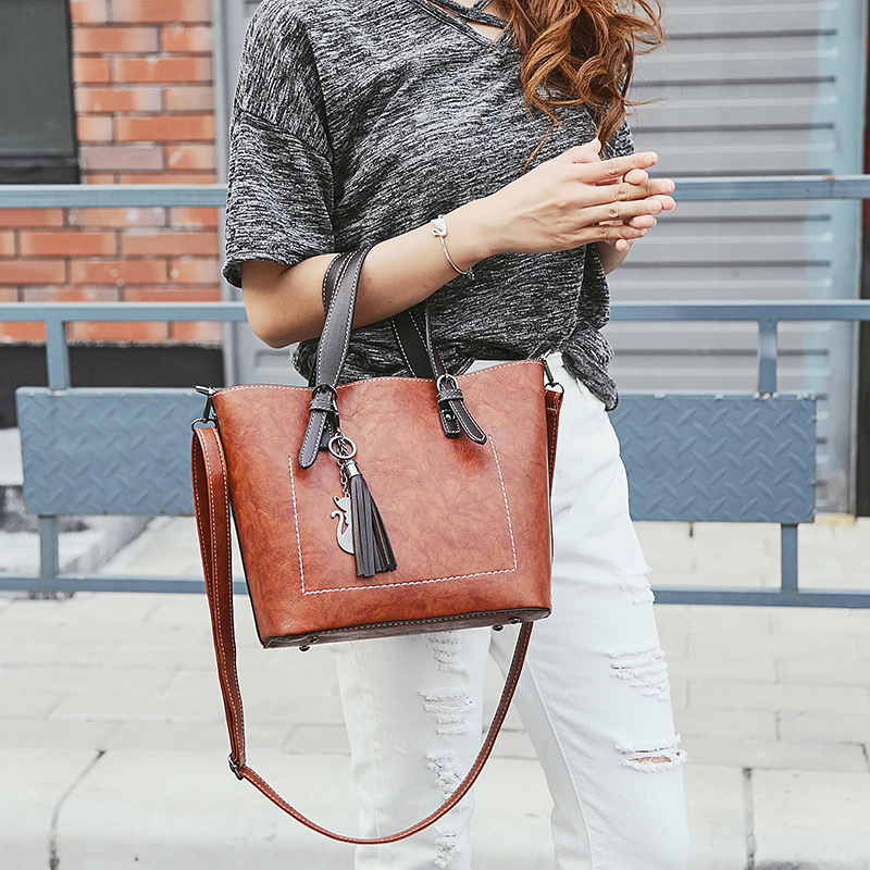 Foreign trade new women's bag fashion trendy women's bag handbag Korean style pendant tassel large bucket bag retro shoulder bag