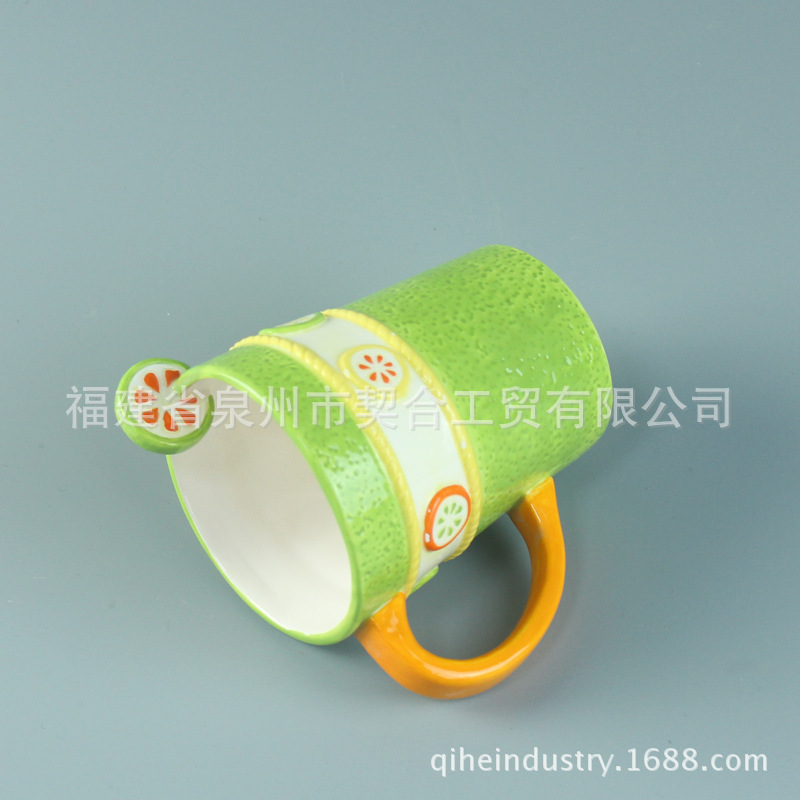 Taza en relieve de cerámica Taza de agua en rodajas de limón fresco pintada a mano Taza creativa hecha a mano Taza de fruta creativa