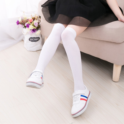 Fábrica al por mayor primavera y verano medias de terciopelo fino para niños calcetines altos para bebés niñas a rayas sobre la rodilla Calcetines