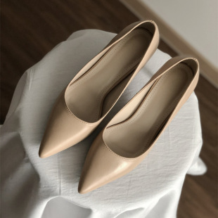 �����¿�W����ɫ�߸�Ь�����\�ڼ��^��Ь�r�а�ɫŮʿ�I����Ь