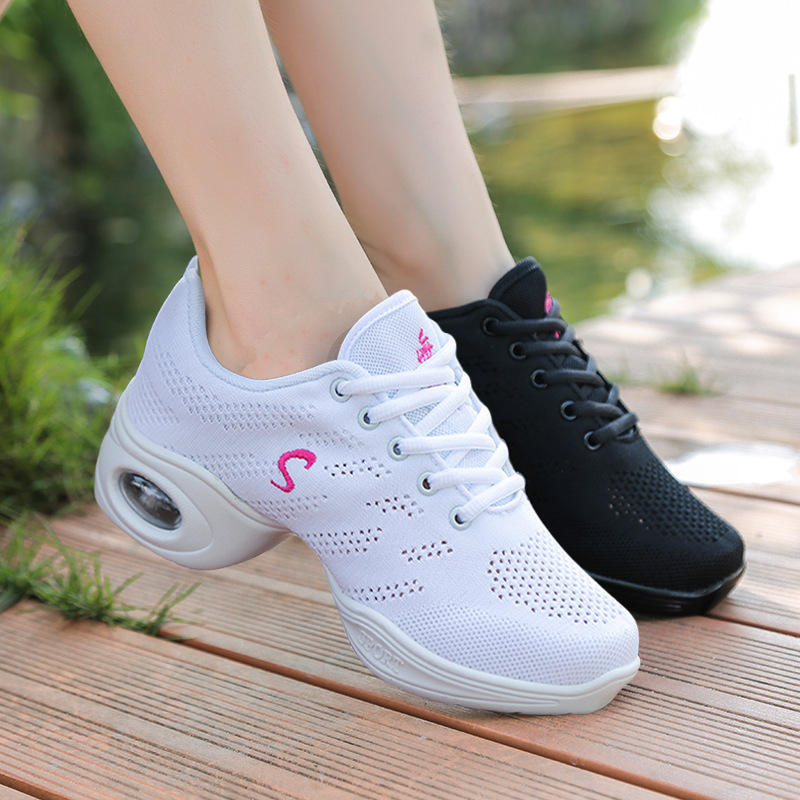 Nuevos zapatos de baile de verano transpirable volando malla tejida superficie zapatos de baile moderno zapatos de baile cuadrado adulto zapatos de baile de las mujeres de fondo suave