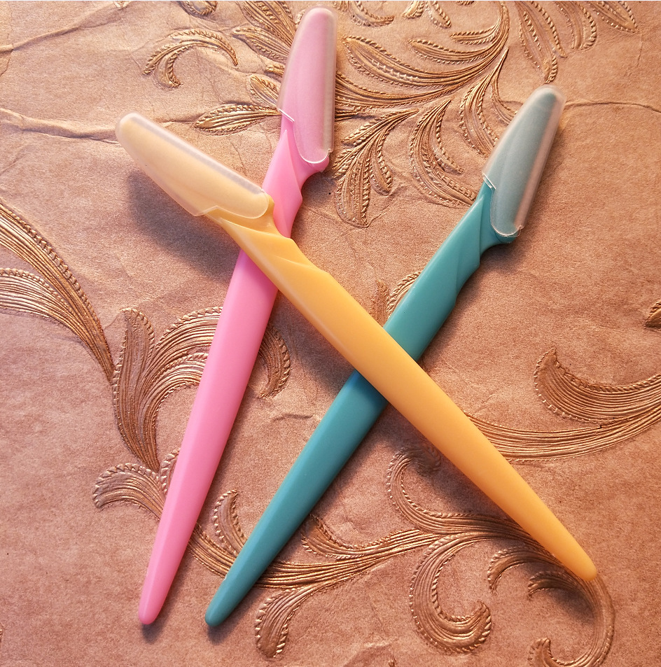 Fábrica al por mayor simple ceja trimmer maquillaje ceja raspador ceja cuchillo herramienta puede ser logotipo personalizado