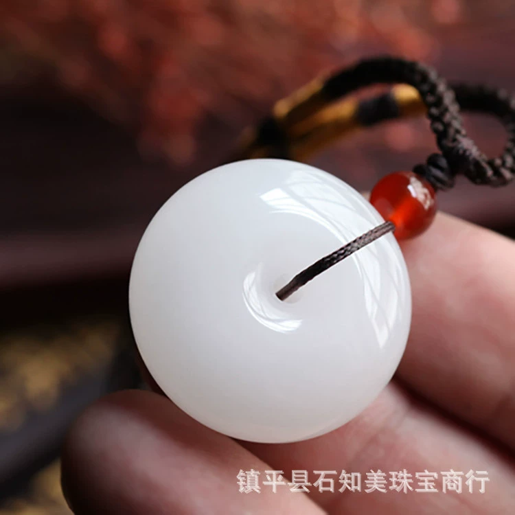 Защитный амулет из белого неразжиженного камня?