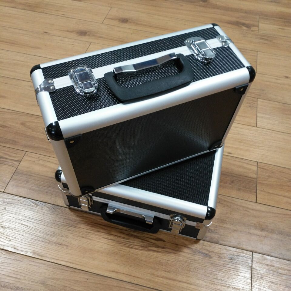 厂家出售铝制手提防震工具箱黑白经典双色、铝合金仪器箱批发
