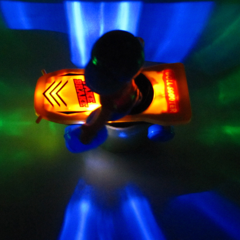 Tiktok misma dibujos animados Little Boy Scooter Eléctrico universal luz de la música Stunt coche Stunt Venta caliente