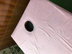 Disposable bed sheet beauty salon pad sheet thickened waterproof and oil-proof with round hole push oil with hole non-woven single bed