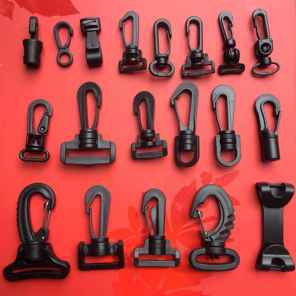 Производитель поставляет пластиковые крючки-защелки, крючки для багажа, крючки для ремней, поворотные крючки, крючки-лобстеры, крючки-восьмерки в различных стилях.