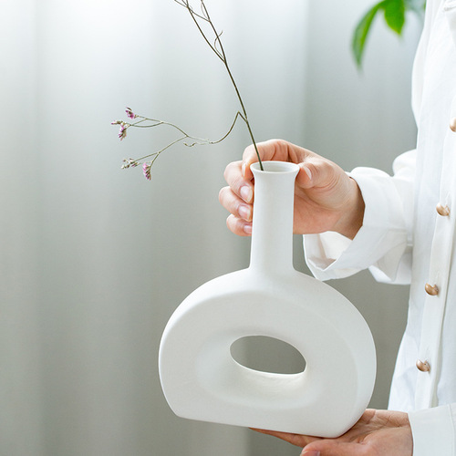 White ceramic vase with dried flowers, small fresh living room flower arrangement, gypsophila dining table, home decoration ornaments manufacturer wholesale