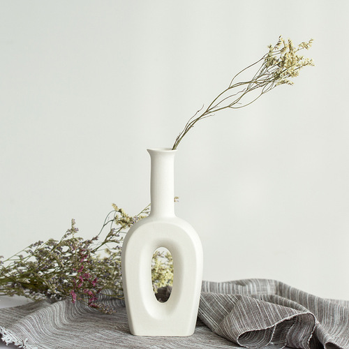 White ceramic vase with dried flowers, small fresh living room flower arrangement, gypsophila dining table, home decoration ornaments manufacturer wholesale