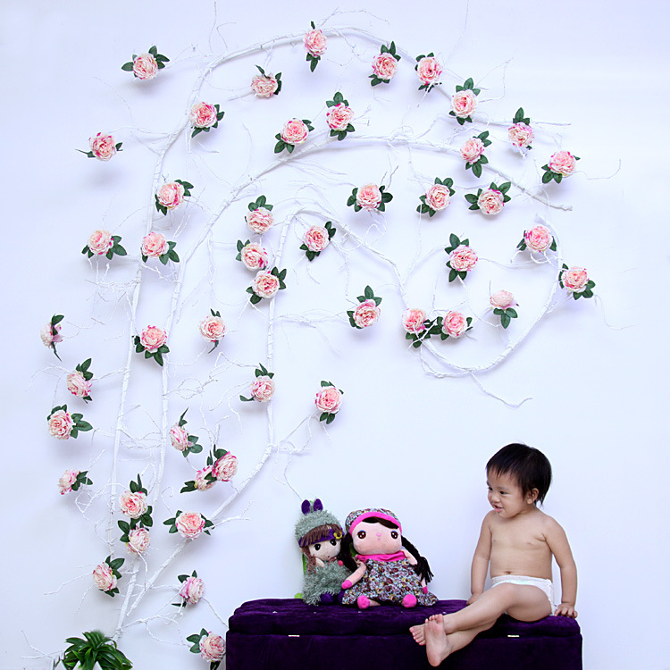 Artificial Rose vid blanco espuma vid Rosa ratán peonía extranjera boda Fondo pared