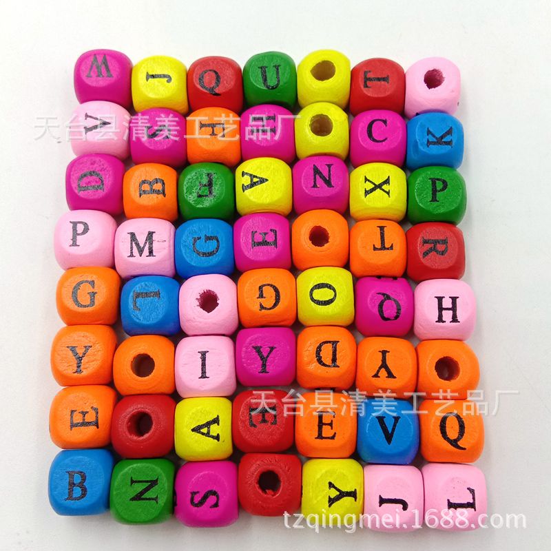Cuadrado de madera de bricolaje con letras de dados perforadas cuentas de madera 100 cuentas de letras cuadradas perforadas de colores