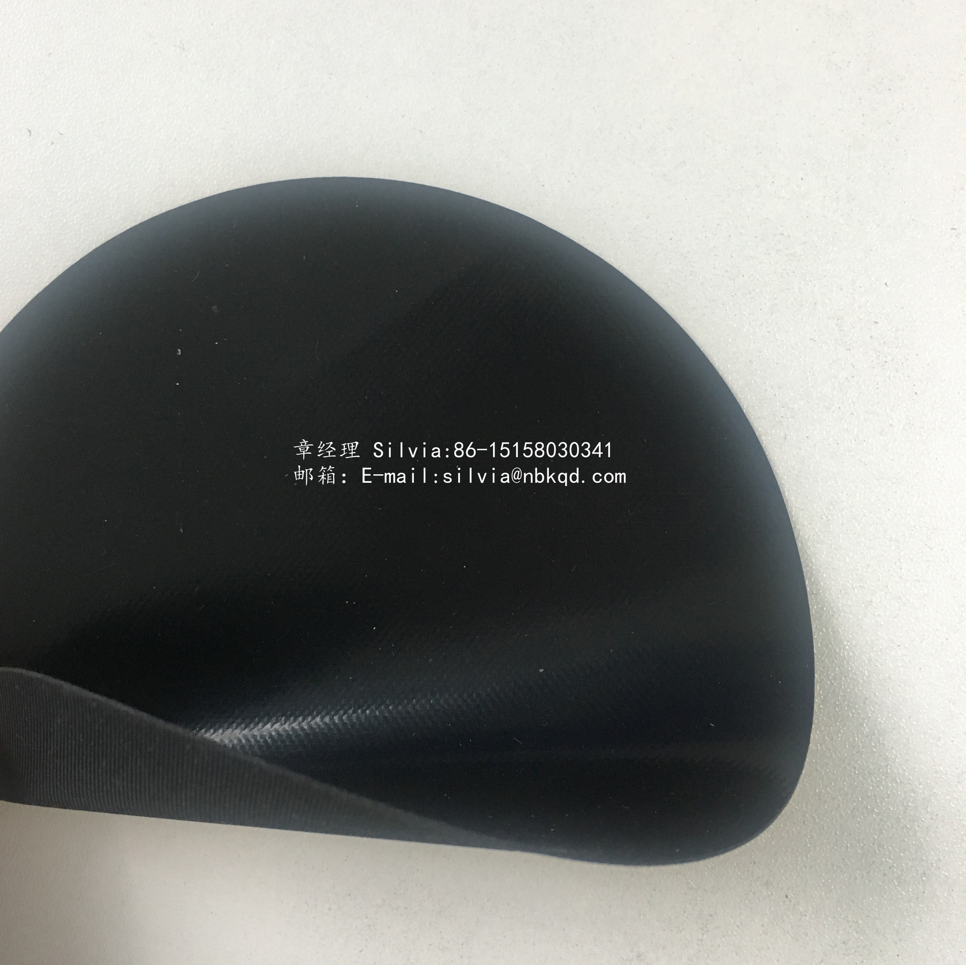 0.45毫米宽1米可耐温160℃一面光亮黑色氯丁橡胶夹网布