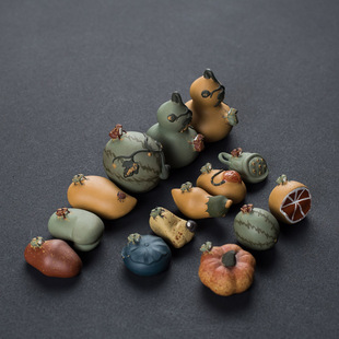 Factory wholesale Yixing purple sand creative tea pet water spray frog watermelon pumpkin lotus seed gourd tea set ornaments