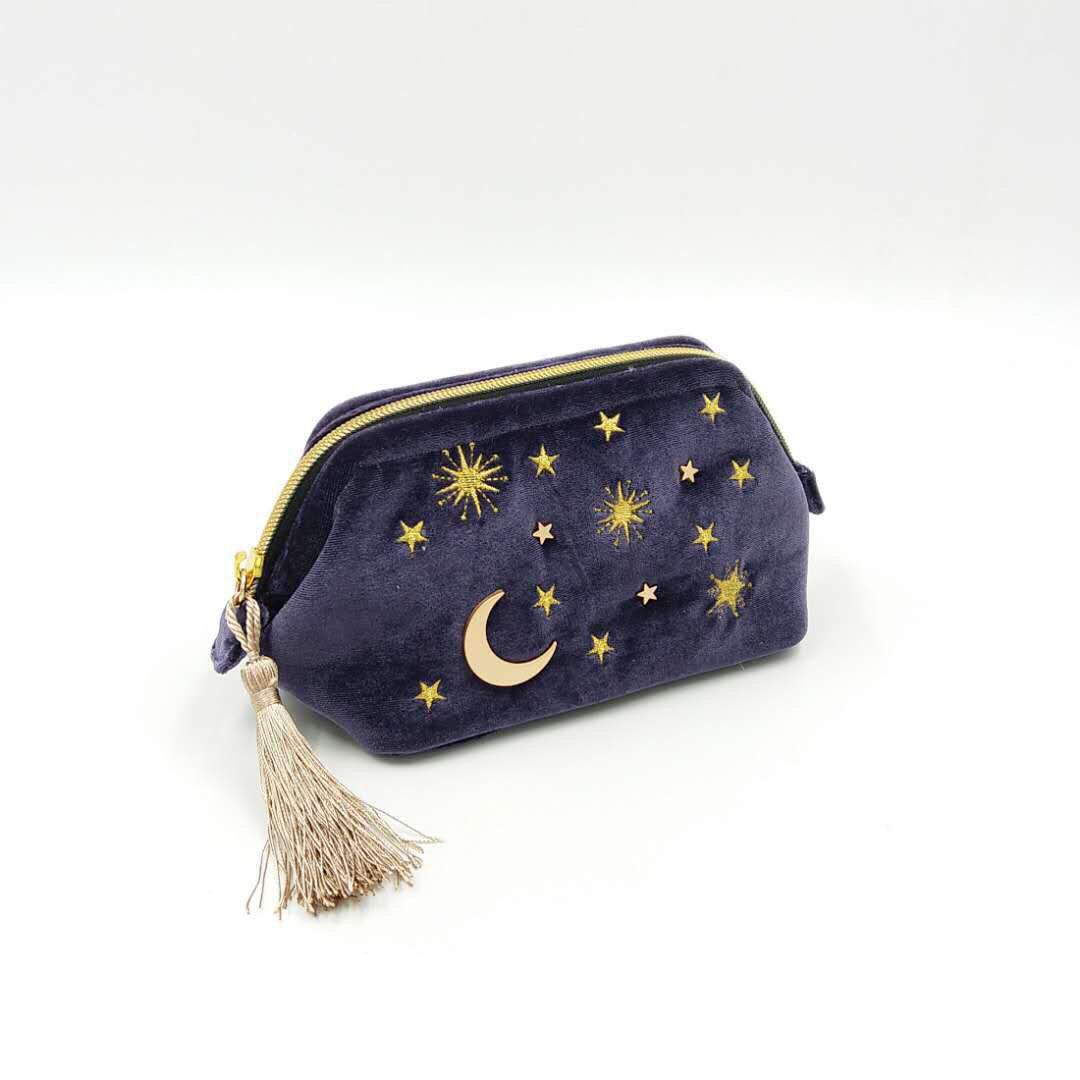 En stock de gran capacidad lindo japonés estrella Luna bordado terciopelo borla bolsa de cosméticos bolsa de almacenamiento conveniente para mujer
