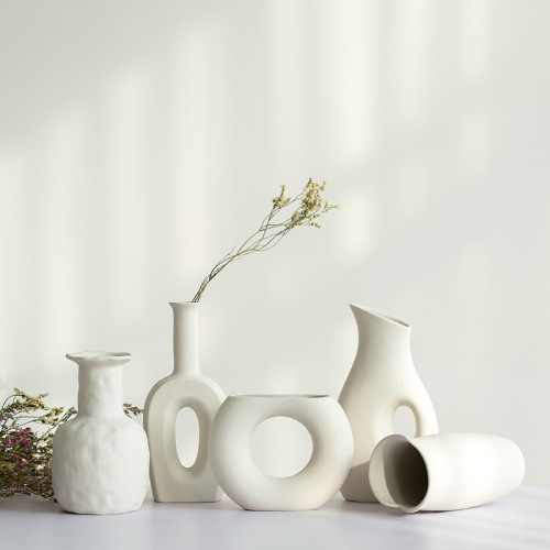 White ceramic vase with dried flowers, small fresh living room flower arrangement, gypsophila dining table, home decoration ornaments manufacturer wholesale