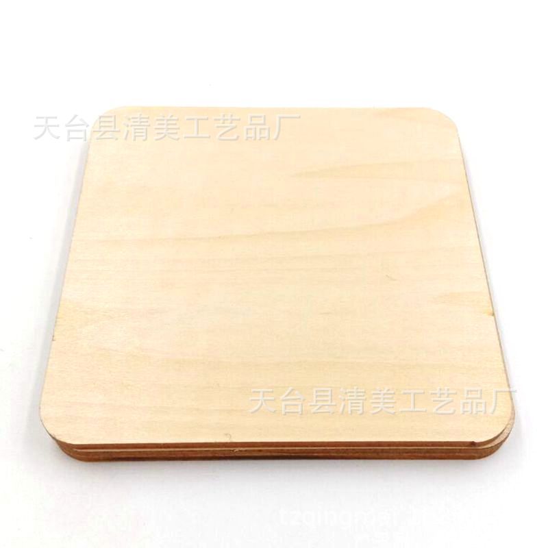 Pedazos de madera cuadrados redondeados del bocadillo de madera de DIY formaron los pedazos de madera