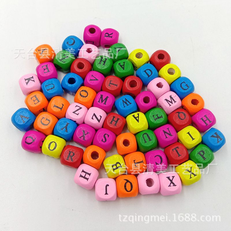 Cuadrado de madera de bricolaje con letras de dados perforadas cuentas de madera 100 cuentas de letras cuadradas perforadas de colores