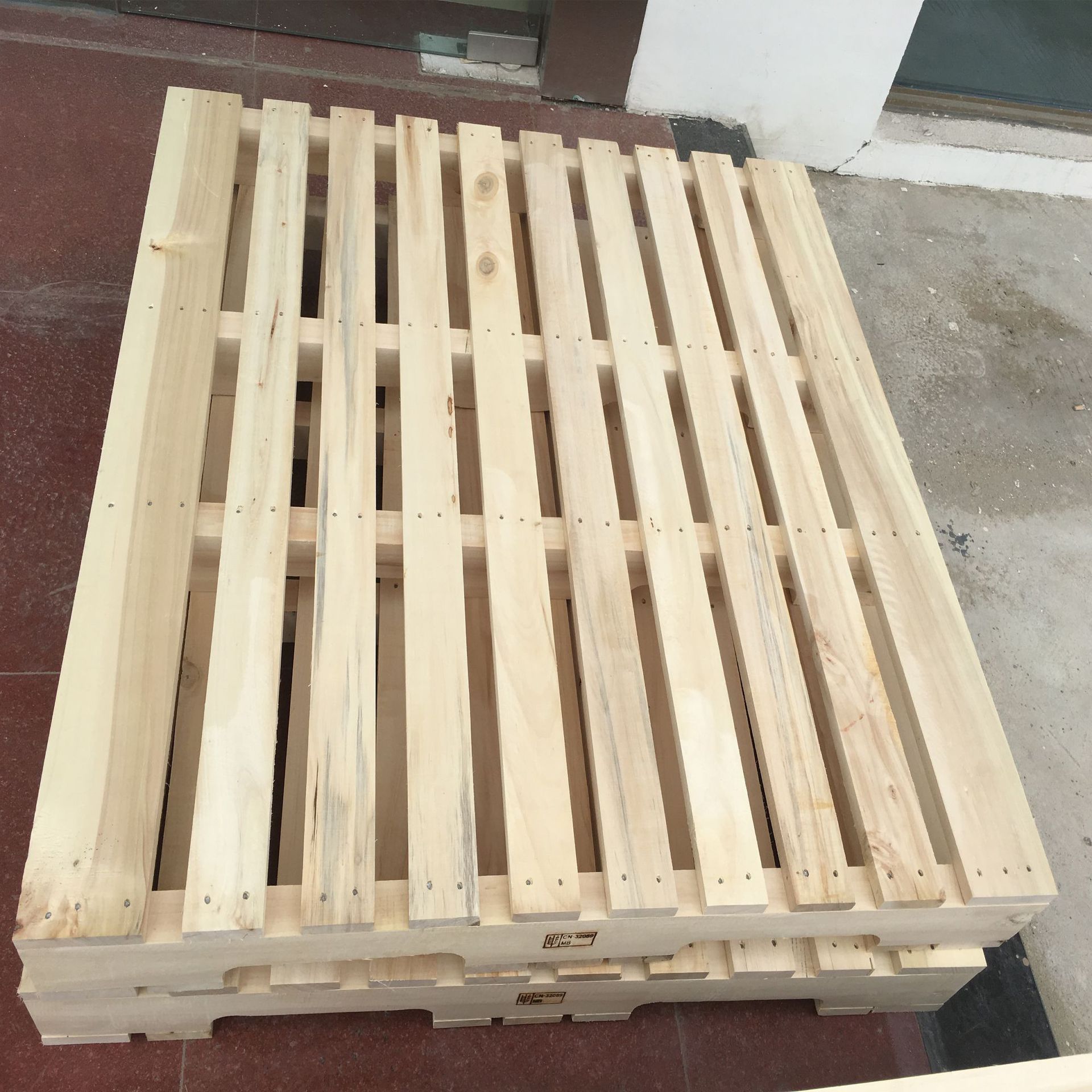 供应美标木托盘、泰州高港靖江木包装厂家直销，熏蒸热处理托盘