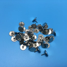 图钉;大头针;回形针