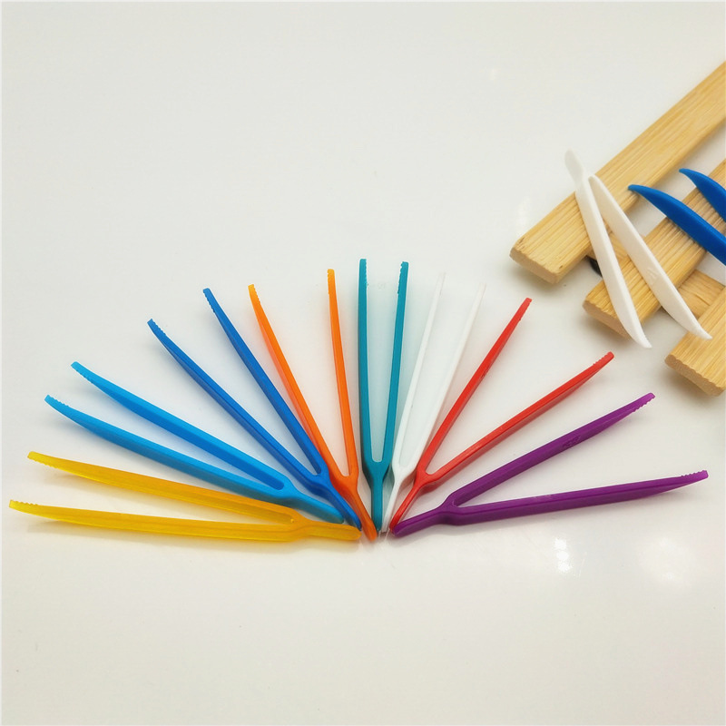 Pinzas de plástico en stock al por mayor de plástico desechables clip de codo de juguete para niños DIY pinzas de plástico hechas a mano