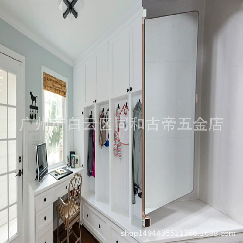 Новый продукт в плоском шкафу для примерки