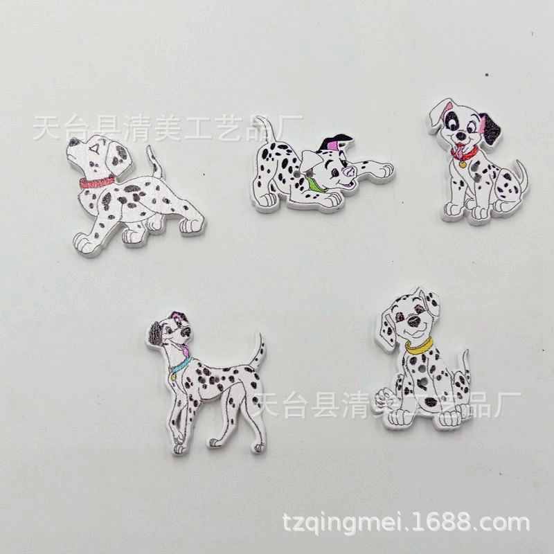 Perro dálmata de dibujos animados de fondo blanco mixto de 20-30mm perro pintado de madera de bricolaje 50 pc/paquete
