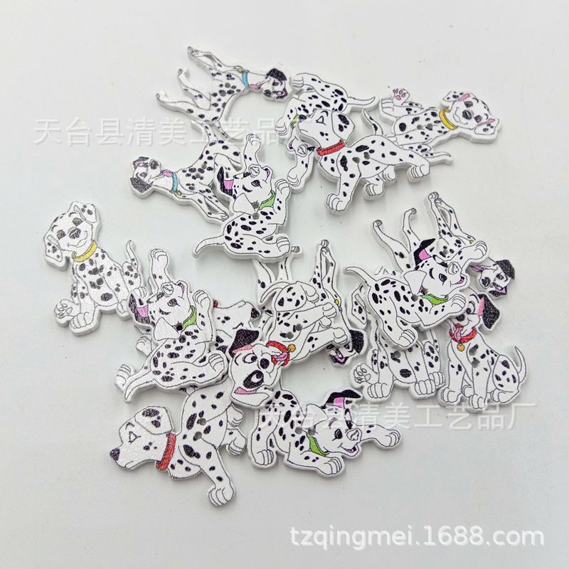 Perro dálmata de dibujos animados de fondo blanco mixto de 20-30mm perro pintado de madera de bricolaje 50 pc/paquete