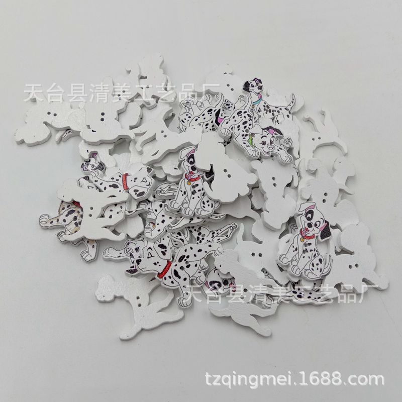 Perro dálmata de dibujos animados de fondo blanco mixto de 20-30mm perro pintado de madera de bricolaje 50 pc/paquete