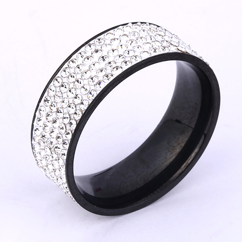 Suministro transfronterizo de joyería de acero inoxidable de estilo europeo y americano de arcilla suave de cinco filas de diamantes con incrustaciones de diamantes par anillo de acero de titanio fabricante