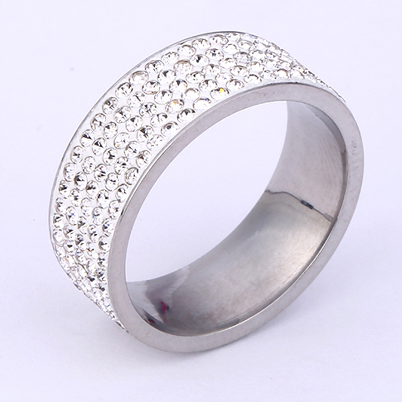 Suministro transfronterizo de joyería de acero inoxidable de estilo europeo y americano de arcilla suave de cinco filas de diamantes con incrustaciones de diamantes par anillo de acero de titanio fabricante