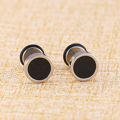  Japanese and Korean new style hip-hop punk style titanium steel round black oil dripping earrings stainless steel round cake earrings