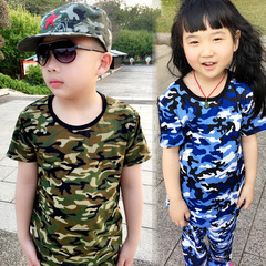 子供の迷彩服幼稚園の小中学生は屋外で夏のキャンプの子供の軍事訓練を訓練します。