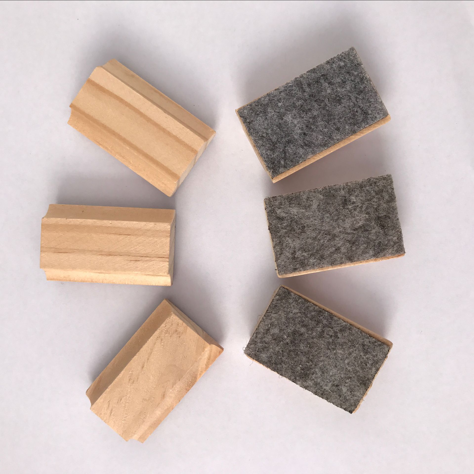 Miniature cute blackboard eraser made of felt and wood, made of non-woven fabric, polished and durable.